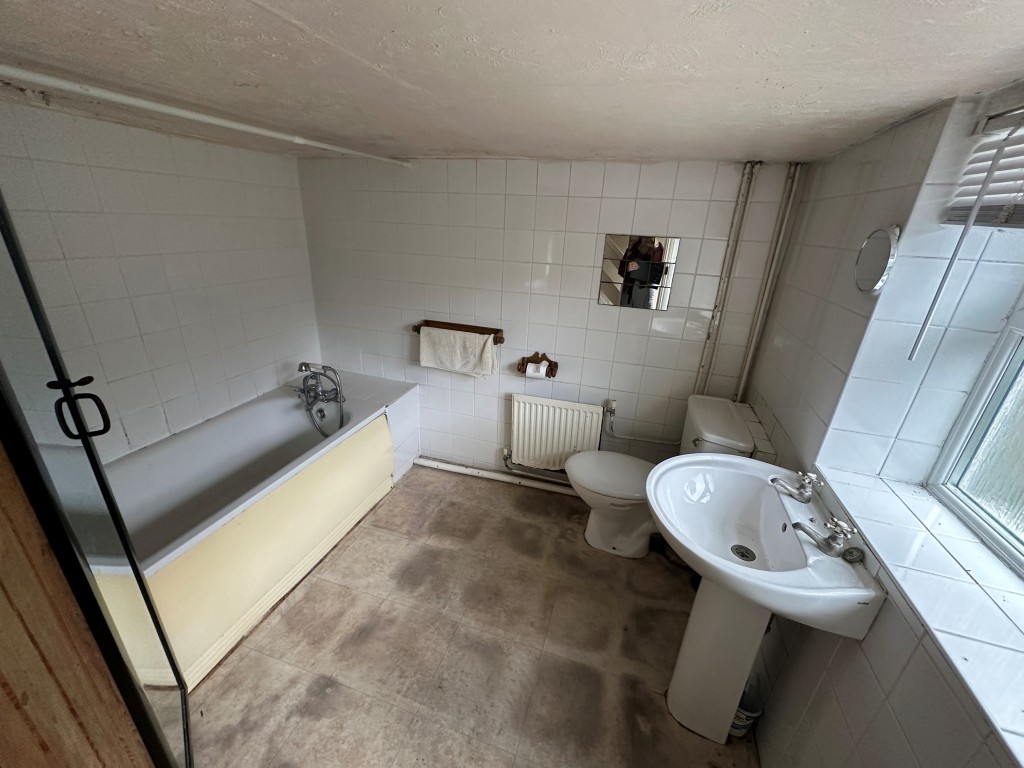 Lot: 170 - TWO-BEDROOM TERRACE HOUSE FOR REFURBISHMENT - Lower Ground Floor Bathroom